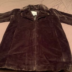 Black large
Hook closure
Inseam pockets
100% Polyester
Center back length: 38’’